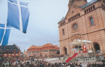 Gottesdienst vor dem majestätischen Dom Gottesdienst vor dem majestätischen Dom